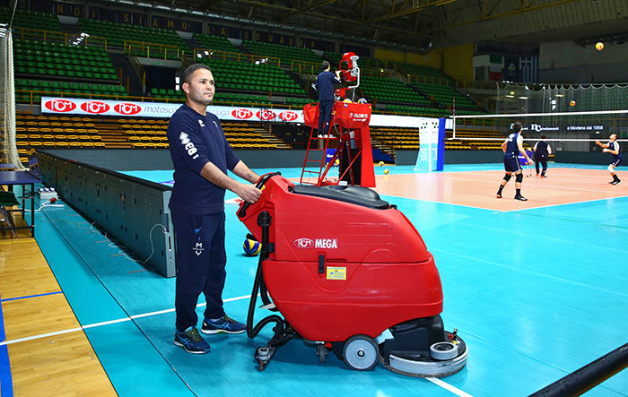 Pulire campi da pallavolo